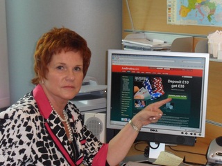 Sharon Bowles señalando su página en un ordenador