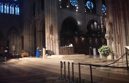 Altar en el interior de la catedral de Notre Dame