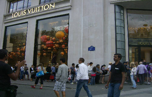 Cola de personas en una tienda de Louis Vuitton en París
