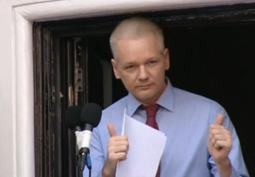 Assange, en el balcón de la embajadad de Ecuador en Londres