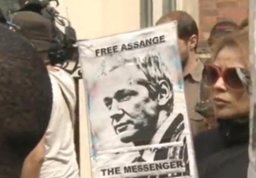 Manifestantes en Londres para dar apoyo a Assange