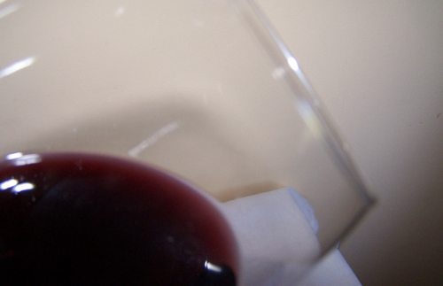 Una copa con vino de «Bordeaux»