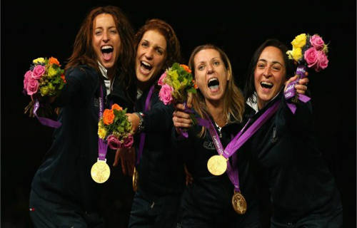 Equipo femenino italiano florete por equipo celebrando medalla de oro