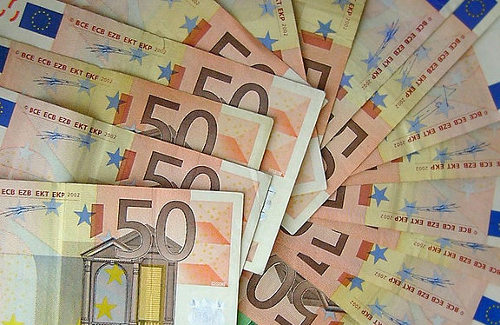 Billetes de euro colocados como una baraja