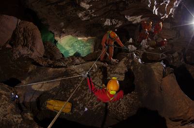Espeleólogos de la ESA en el fondo de una cueva