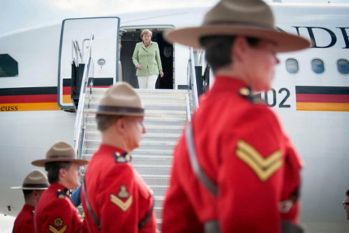 Angela Merkel, recibida en Canadá por la Policía Montada