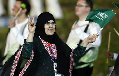 La primera mujer de arabia saudí en unos JJ.OO. desfila en la inauguración de Londres 2012