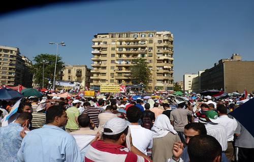 Un grupo de hombres se dirigen a manifestarse a la Plaza Tahrir de El Cairo