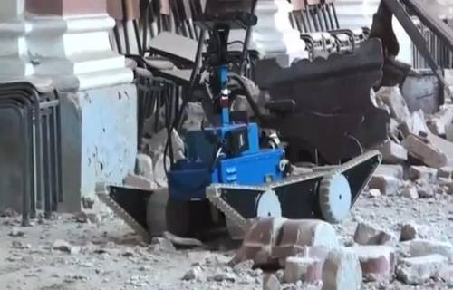 Un robot entre las ruinas de la iglesia de Mirandola en Emilia Romagna