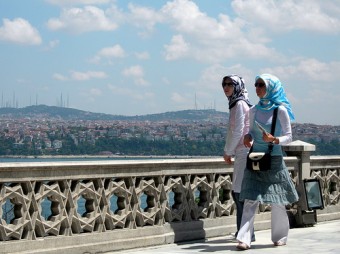 Dos musulmanas visitando un centro turístico