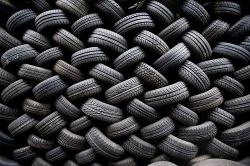 Gran cantidad de neumáticos formando un entrelazado