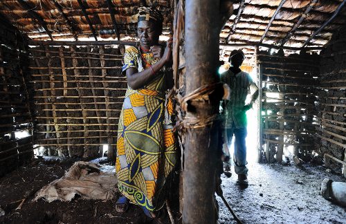 Una mujer africana dentro de una cabaña