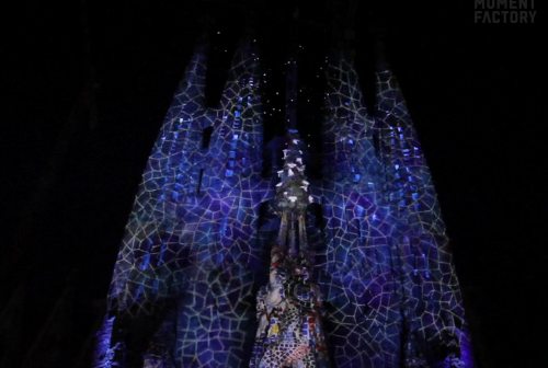 La parte de arriba de la Sagrada Familia iluminada en azul