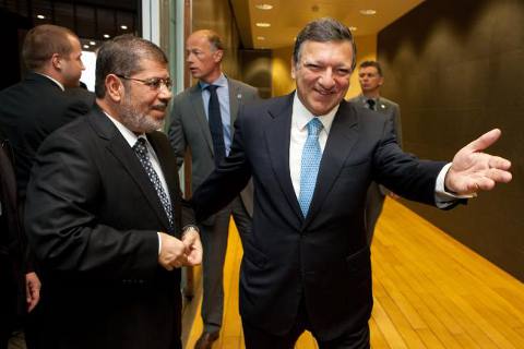 Barroso cede el paso a Morsi en la sede de la Comisión Europea
