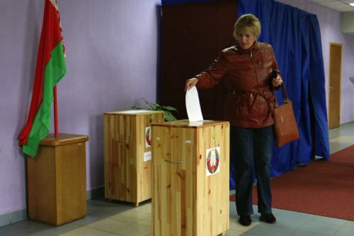 Una mujer vota en las elecciones legislativas de Bielorrusia