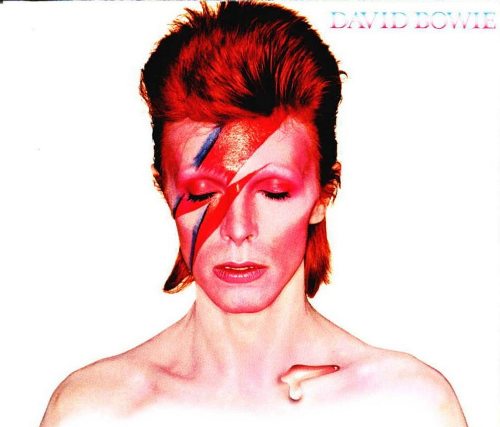 David Bowie con una especie de flecha pintada en el rostro