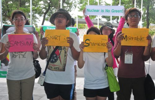 Activistas con carteles en las manos