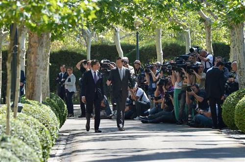 Fotógrafos y cámaras de Tv, ante Katainen y Rajoy