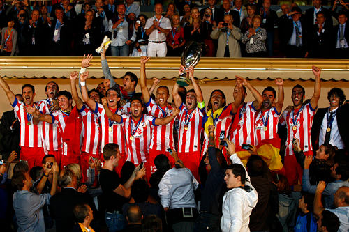 Los jugadores del At. de Madrid levantan la Supercopa de Europa