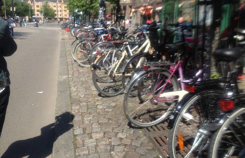 Bicicletas en una calle del centro de Helsinki