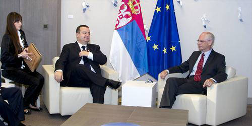 Primer ministro serbio y presidente del CE sentados en Bruselas
