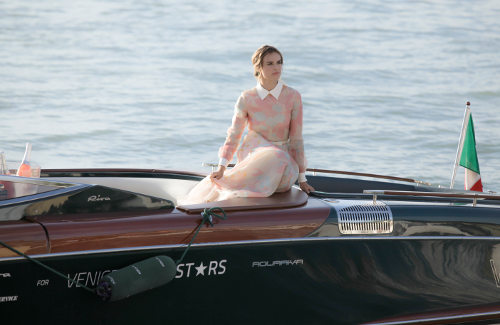 La actriz Kasia Smutniak sobre una lancha en los canales de Venecia