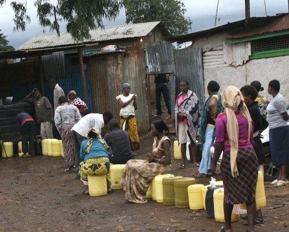 Un grupo de personas guardan cola para coger agua en Mandera (Kenia)