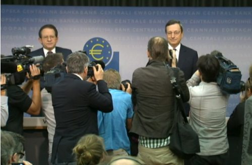 Mario Draghi llega a la sala de prensa rodeado de cámaras