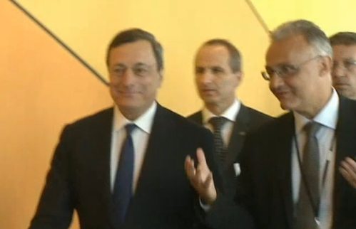 Mario Draghi con algunos colaboradores