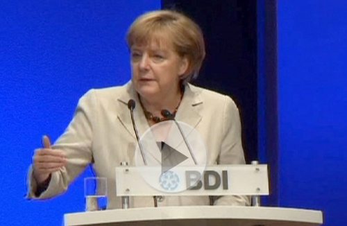 Merkel hablando en el estrado