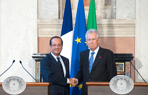 François Hollande y Mario Monti se saludan en el estrado de la rueda de prensa