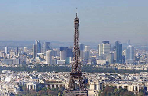 París, en primer plano la Torre Eiffel, al fondo Île-de-France