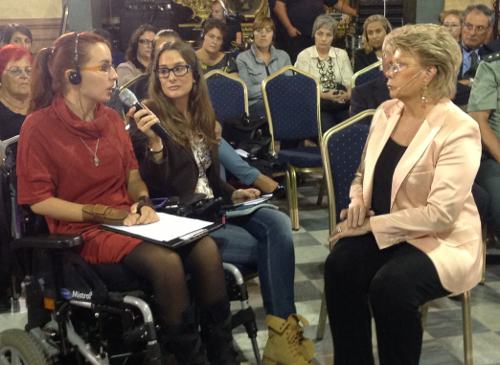 Viviane Reding habla con una chica tetrapléjica 