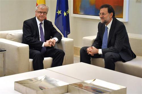 El comisario Rehn y Mariano Rajoy, en el Palacio de la Moncloa