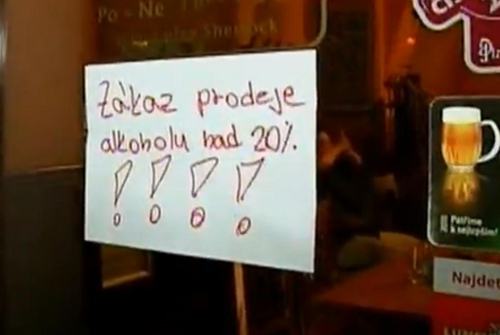 Aviso de la prohibición de venta de alcohol en un bar checo