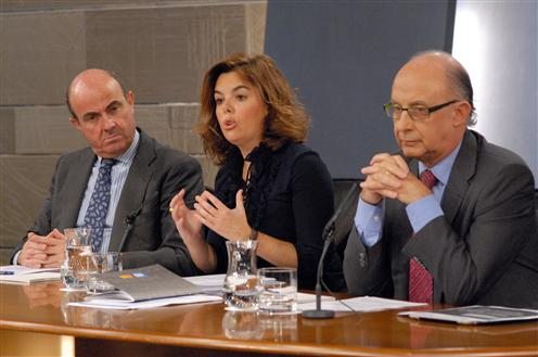 Luis de Guindos, Soraya Sáenz de Santamaría y Cristobal Montoro responden a los periodistas