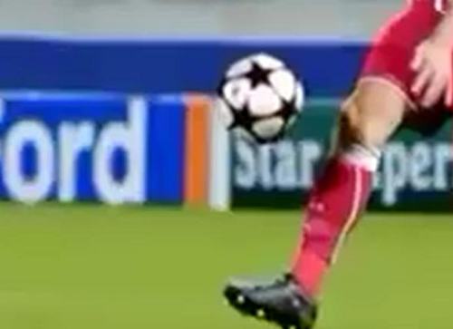 Un jugador anónimo mueve el balón en un partido de fútbol