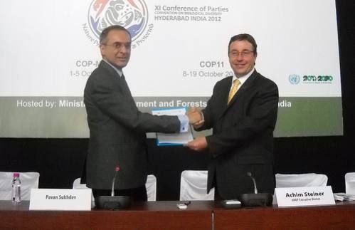 Achim Steiner (PNUMA) y Pawan Sukhdev (COP11) se dan la mano