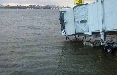 Aeropuerto La Guardia con las pistas anegadas de agua