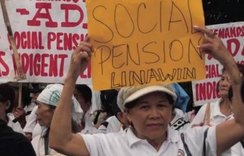 Una anciana exige derechos en una manifestación