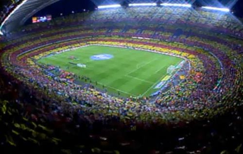 Los asistentes al Camp Nou forman una gigantesca 