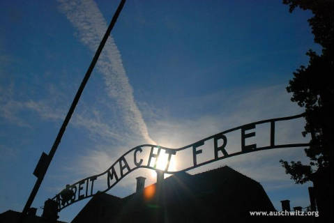 Entrada de Auschwitz con el lema 