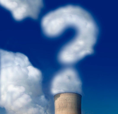 El humo que sale de la chimenea de una central nuclear forma un signo de interrogación