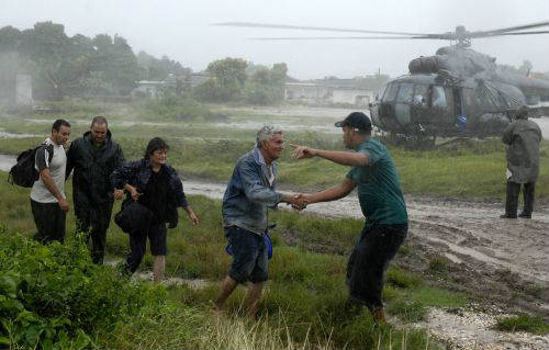 Dos personas son evacuadas en helicóptero en Cuba