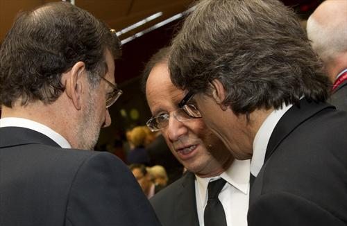 Hollande y Rajoy hablan en un descanso del Consejo