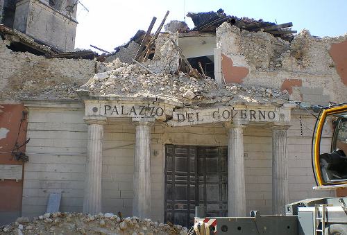 Oficina del gobierno de LAquila destruida por el terremoto