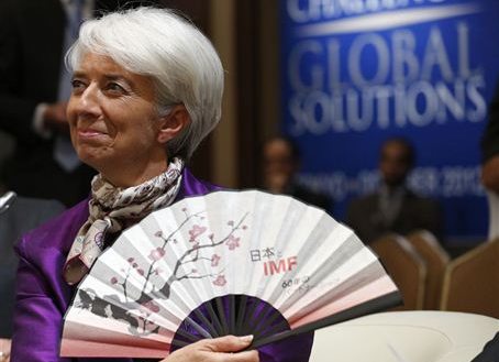 Christine Lagarde con un abanico
