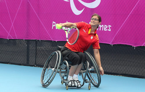 Lola Ochoa disputando un partido de tenis