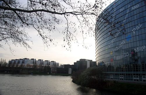 Edificio del Europarlamento visto desde el río