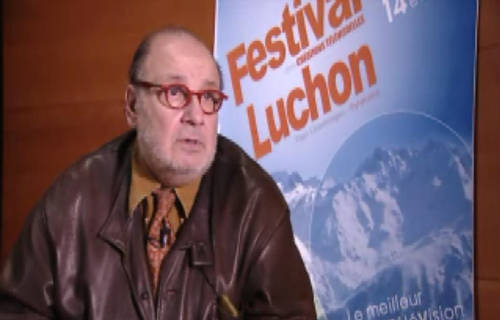 Serge Moati junto a un cártel del Festival de Luchon